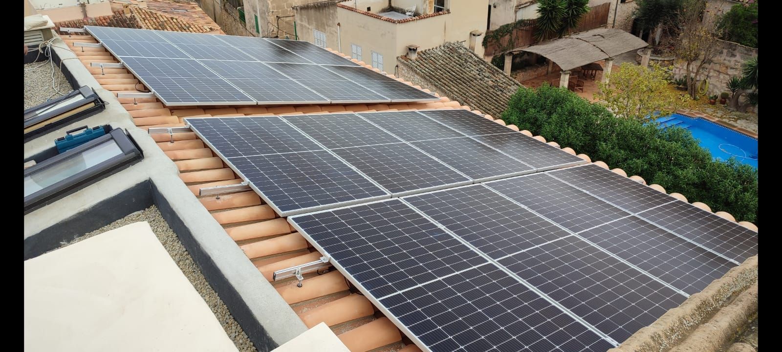 Instalación de placas solares en un tejado de Mallorca